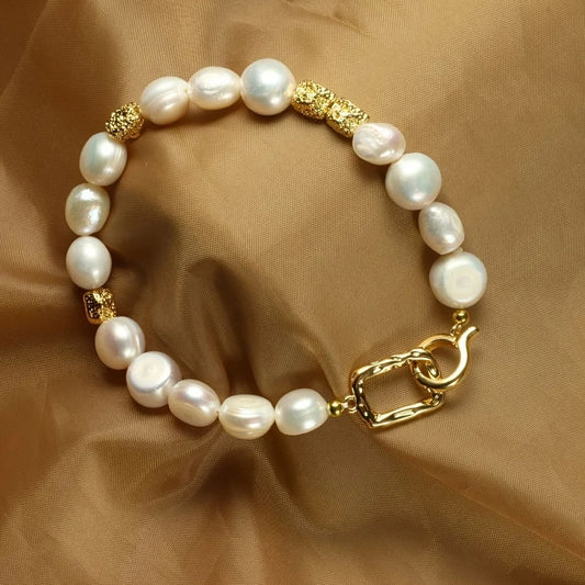 Elara Baroque Freshwater Pearl Bracelet – 18K Gold-Plated Charm (18–19cm)